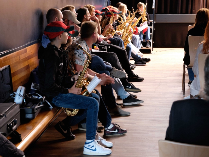 Youngsax_beim_Warten.jpg