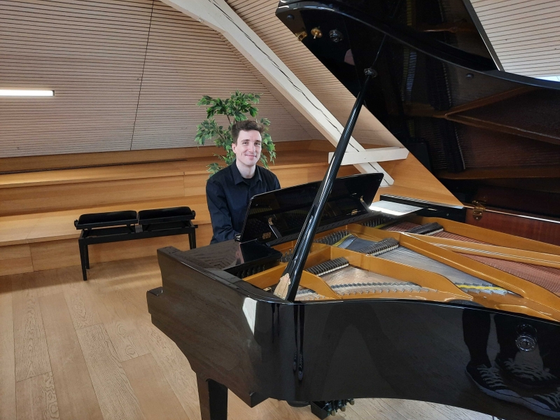 Gregor Handrich am Flügel.jpg