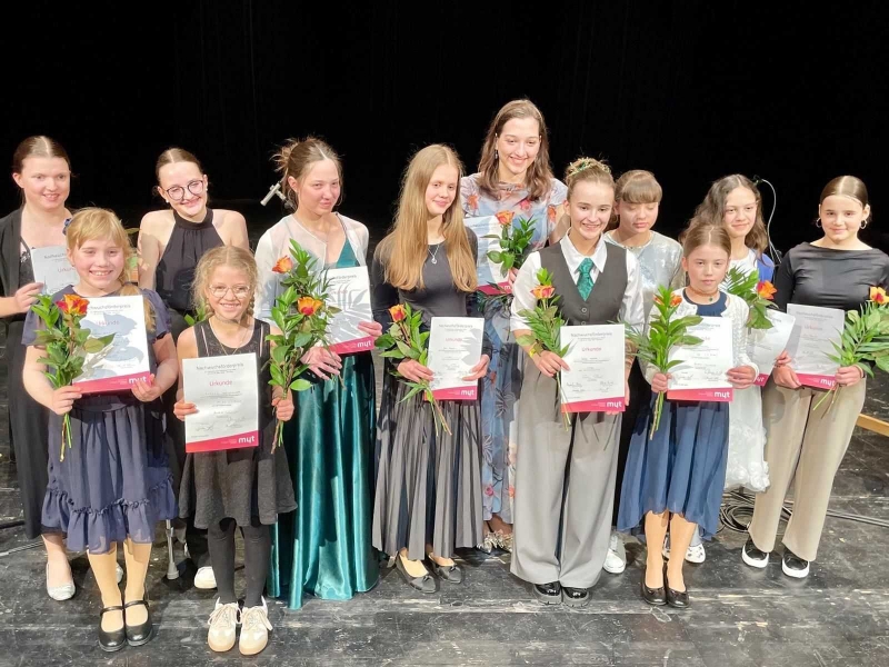 RAphaela Schwaninger 11.Internationaler Wettbewerb für Zither in München (2).jpg