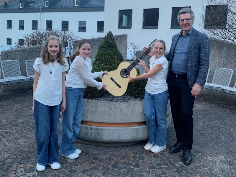 SaitAnSait_Schraffl_Julia_Schwaninger_Valentina_Kleinheinz_Florina_Mit_Gitarre_Schwaizer_18.3.2025.jpg