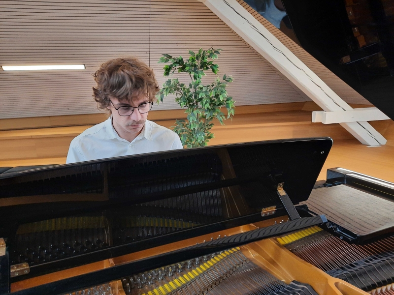 Samuel Birkner am Flügel.jpg